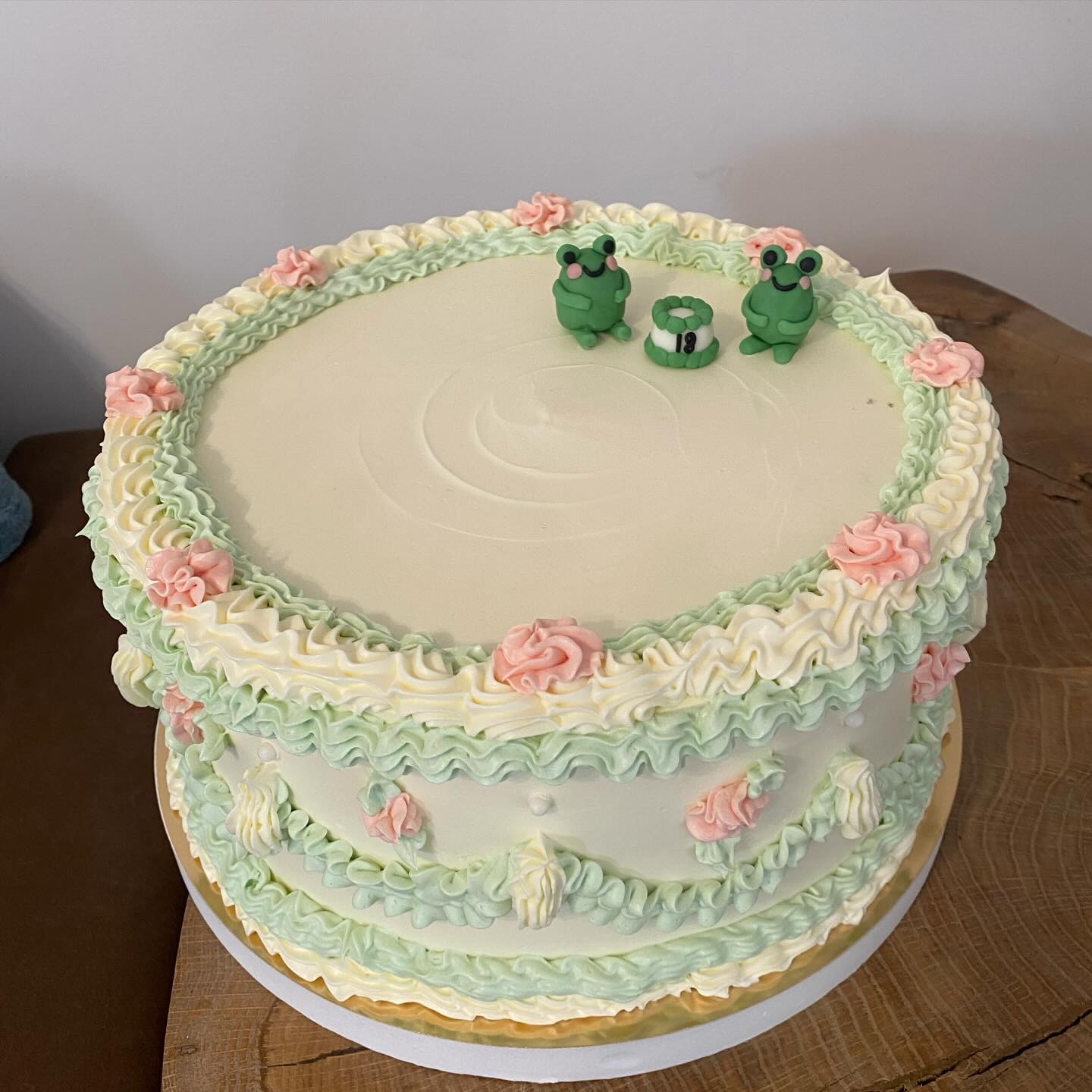Tort z pastelową kremową dekoracją